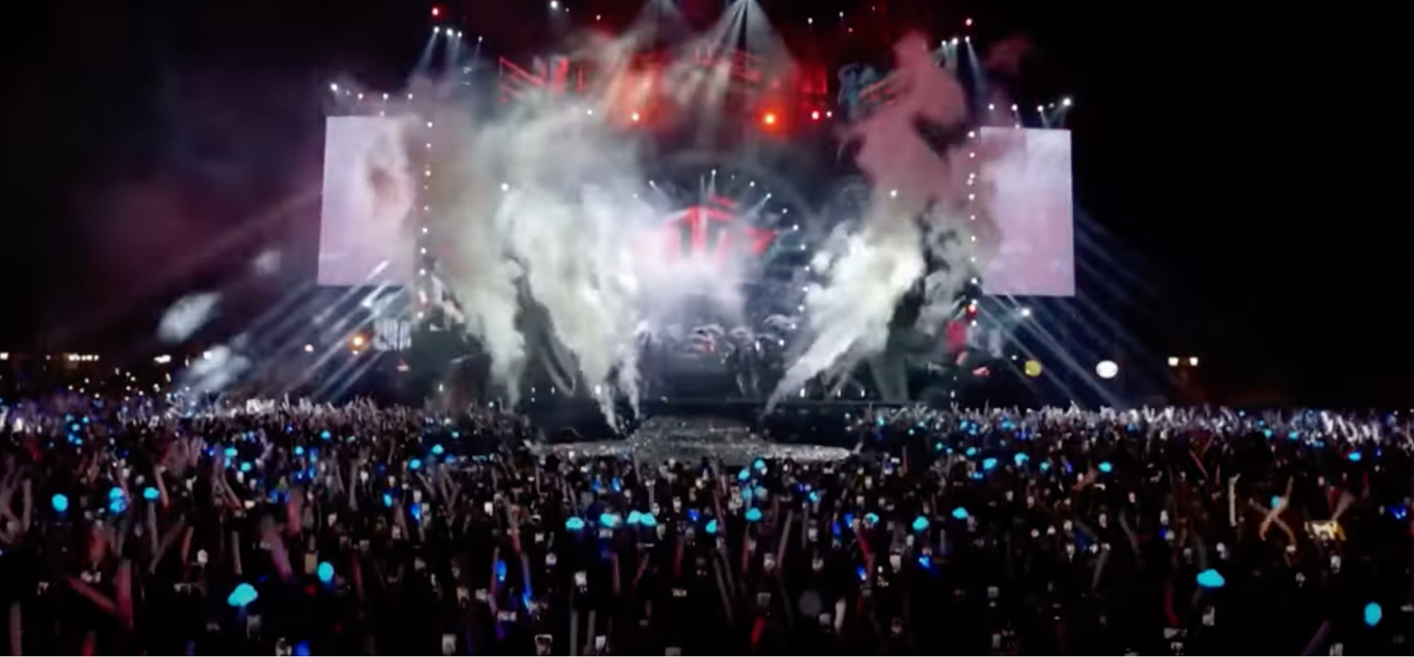 Những lightstick màu xanh của fandom Sky được cho là đều đã tắt khi SOOBIN biểu diễn