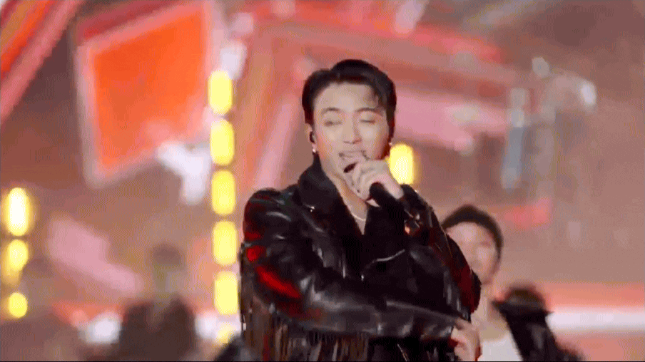 SOOBIN trong đêm nhạc tối 24/11 mang đến các bản hit như Beautiful Monster, Giá Như, BLACKJACK,...