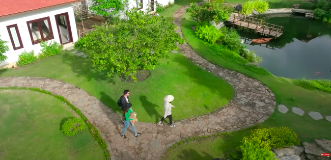 Bên trong được phủ xanh gần gũi với thiên nhiên