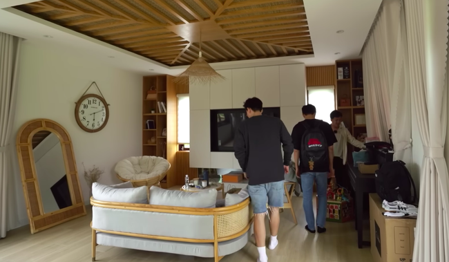 Nhà trọ Destiny được Trường Giang sử dụng để mời nghệ sĩ quay chương trình