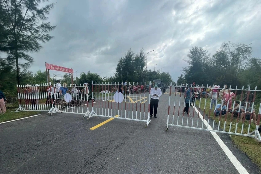 Lực lượng chức năng chốt chặn, điều tiết giao thông để đảm bảo an toàn