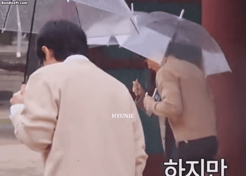 Yoo Yeon Seok giúp Chae Soo Bin nhảy qua vũng nước.