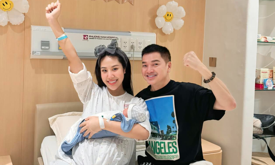 Quang Minh hạnh phúc khoe con trai ở tuổi 65