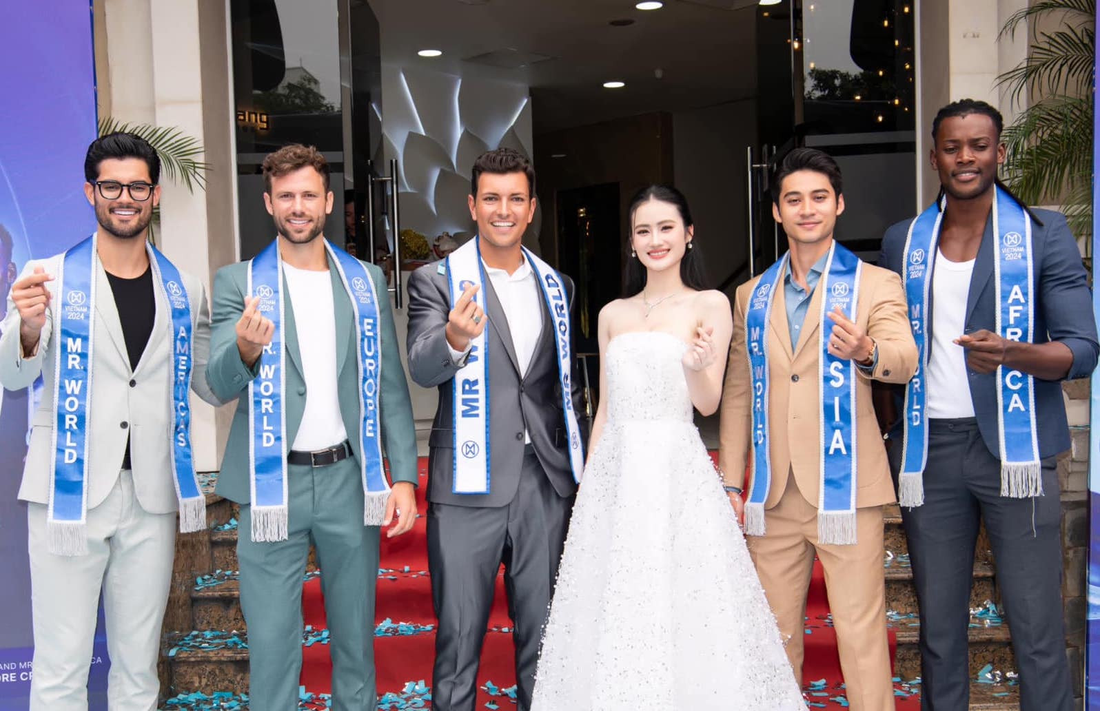 Hoa hậu Ý Nhi chụp ảnh cùng tân Mr World 2024 Danny Mejia.