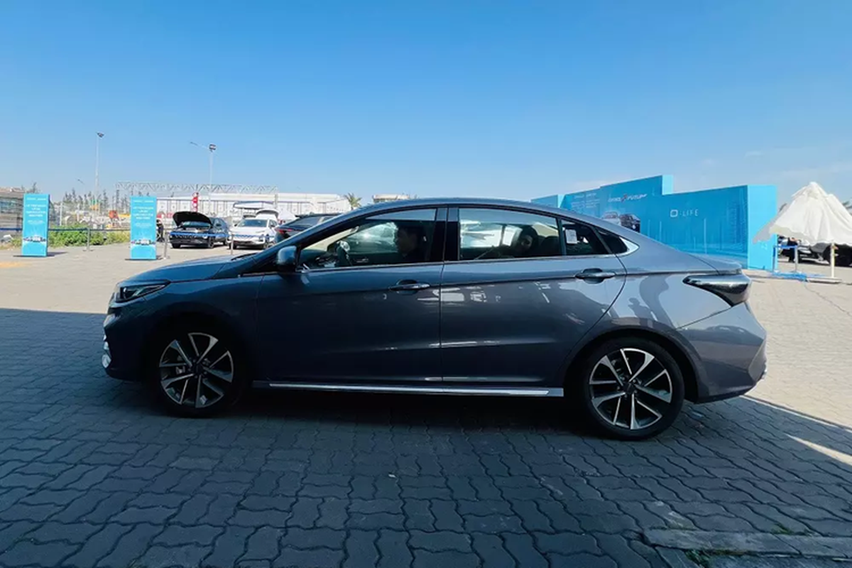 Omoda S5 đã lần đầu tiên trình làng tại thị trường Nga vào hồi tháng 4/2023. Được phát triển dựa trên cơ sở gầm bệ M1X, xe sở hữu kích thước dài x rộng x cao lần lượt 4.644 x 1.814 x 1.493 mm và chiều dài cơ sở 2.650 mm. Như vậy, mẫu xe này có kích thước nằm giữa hai phân khúc sedan hạng B và hạng C.