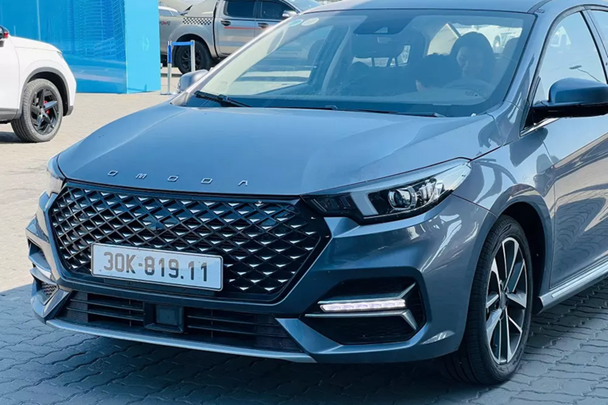 Omoda S5 sở hữu một số nét thiết kế tương tự người anh em C5 như lưới tản nhiệt phía trước. Lưới tản nhiệt này có thiết kế hình lục giác cỡ lớn với mắt lưới kim cương, trang trí bằng những chi tiết mạ crôm bên trong. Nối liền với lưới tản nhiệt là cụm đèn pha nhỏ gọn, tích hợp dải đèn LED định vị ban ngày hình chữ 