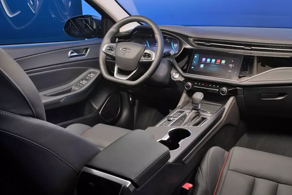 Bên dưới là cản trước với hốc gió trung tâm hình thang rộng và dải đèn sương mù nằm ngang ở hai góc. Ngoài ra, xe còn có tem chữ nổi 