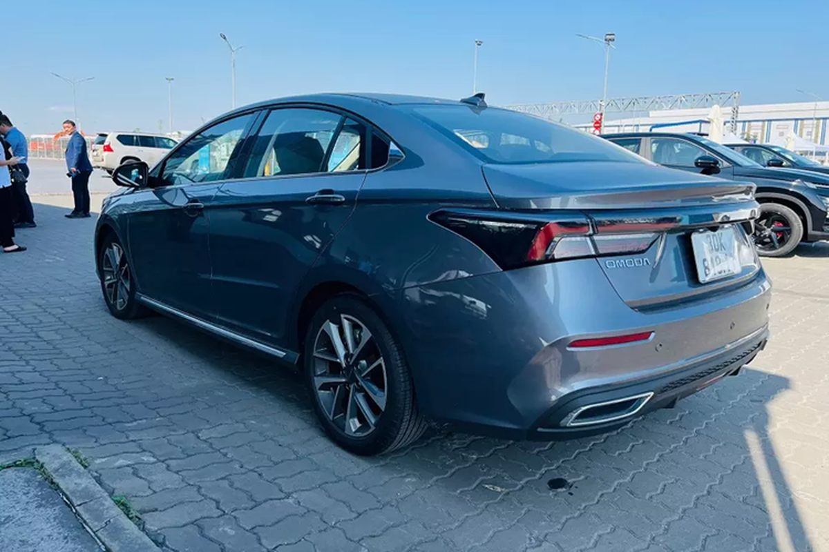 Dưới cản sau còn có bộ khuếch tán gió giả nhằm tăng vẻ thể thao cho mẫu sedan này. Bên trong Omoda S5 xuất hiện vô lăng vát đáy thể thao và cửa gió điều hòa kéo dài trên mặt táp-lô, tạo cảm giác rộng rãi hơn cho nội thất. Màn hình thông tin giải trí của xe không được đặt nổi trên mặt táp-lô như xu hướng thịnh hành.