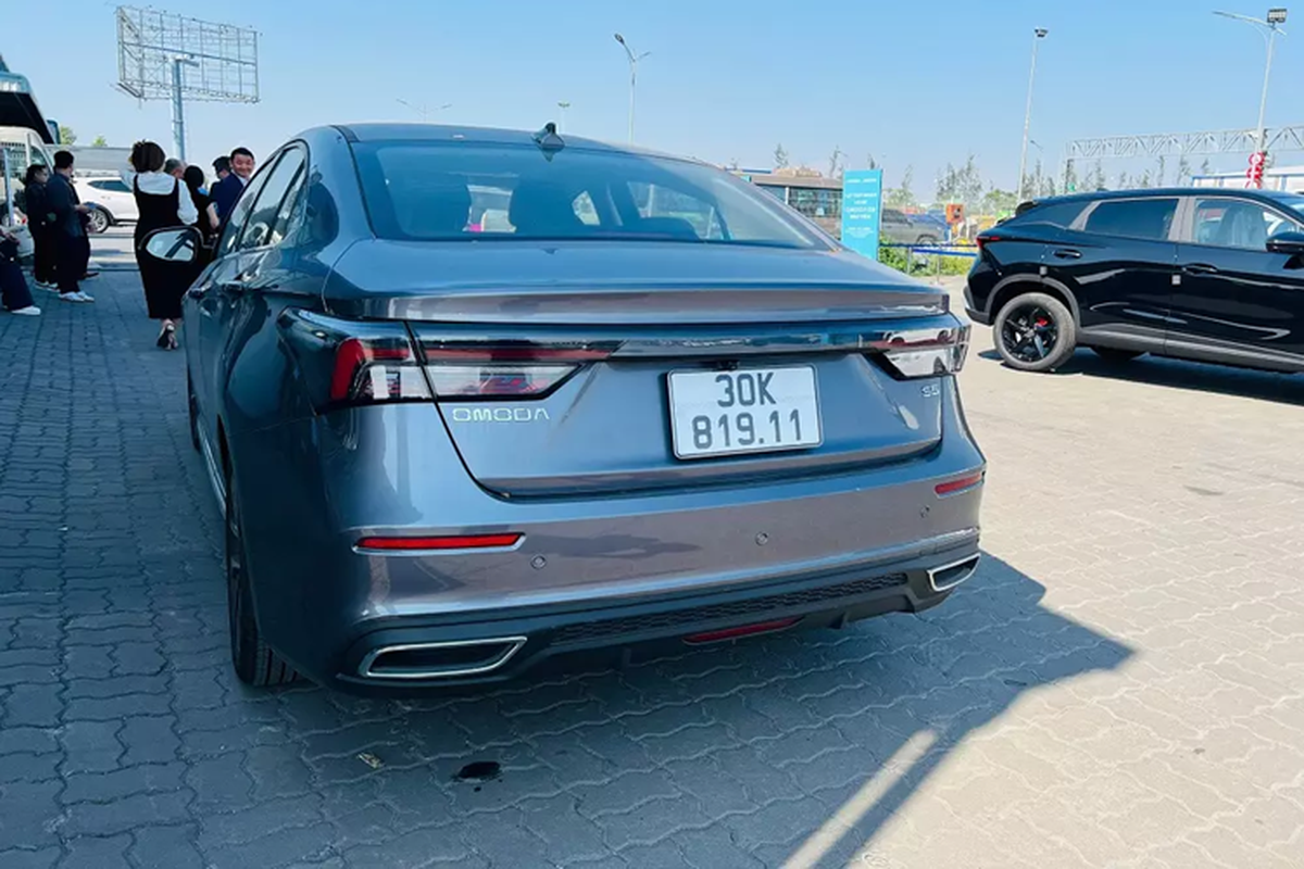 Hiện trang bị của Omoda S5 ở thị trường Việt Nam vẫn chưa được công bố. Trong khi đó, tại thị trường Nga, xe sở hữu những trang bị tiêu chuẩn như vành hợp kim 16 inch, nội thất bọc giả da, sưởi ghế trước, bảng đồng hồ kỹ thuật số và màn hình cảm ứng trung tâm cùng có kích thước 10,25 inch, điều hòa tự động, chìa khóa thông minh, phanh tay điện tử, tính năng khởi động máy từ xa.