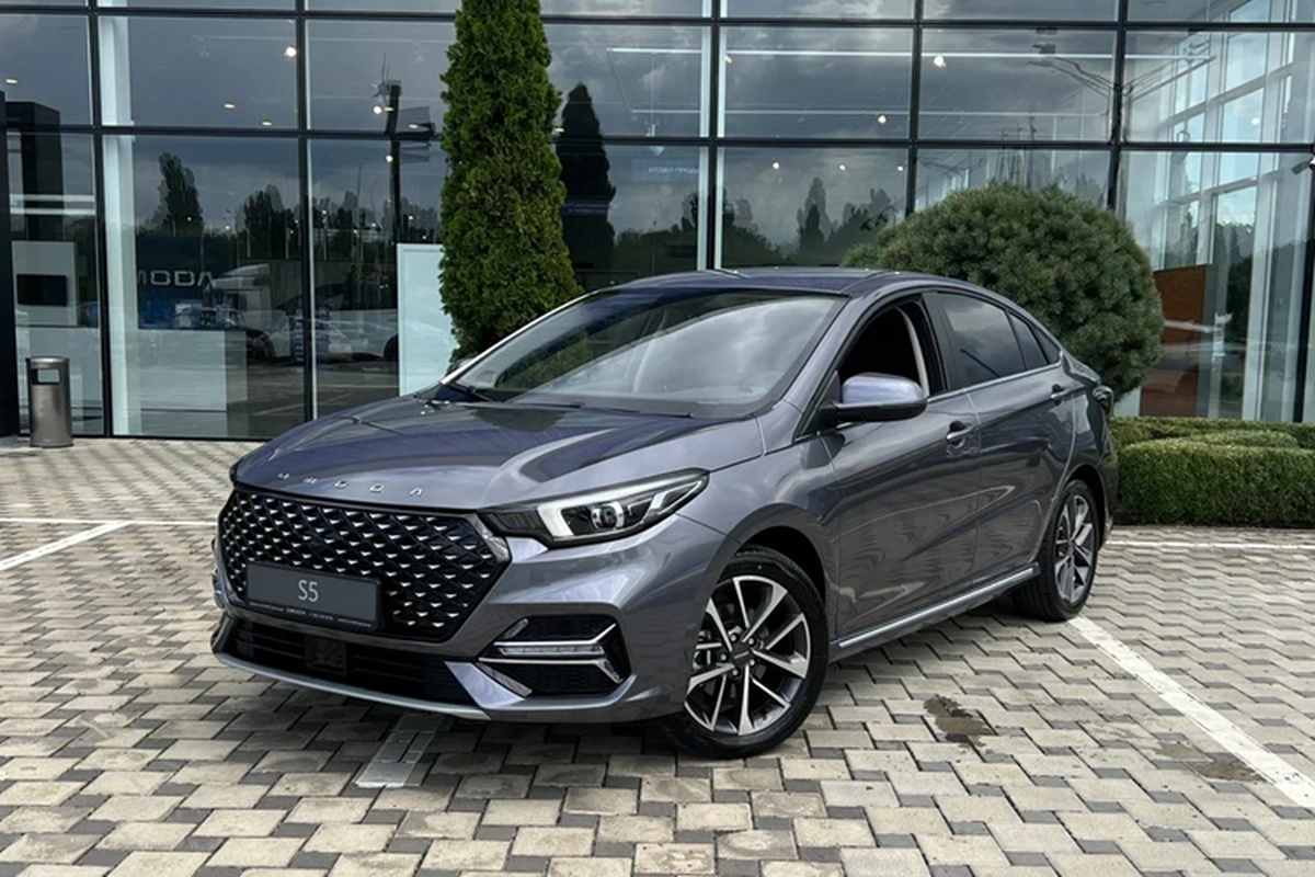 Ở bản cao cấp hơn, xe có thêm cần gạt nước tự động, sấy kính lái, vành hợp kim 17 inch, sưởi vô lăng, sưởi ghế sau và cửa sổ trời toàn cảnh Panorama. Nằm bên dưới nắp ca-pô của Omoda S5 là 2 tùy chọn động cơ xăng cùng có dung tích 1.5L. Đầu tiên là động cơ hút khí tự nhiên với công suất tối đa 113 mã lực và mô-men xoắn cực đại 138 Nm ở bản thấp.