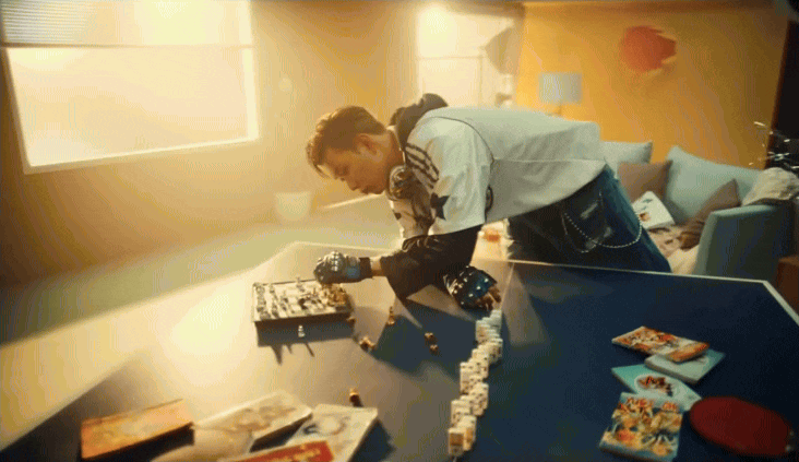 Bối cảnh khá đơn giản, đóng hộp trong studio