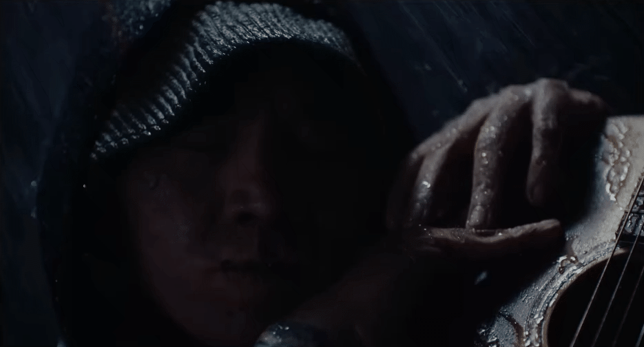 Binz hoá thành người hát rong - đối lập với hình ảnh một minh tinh được săn đón