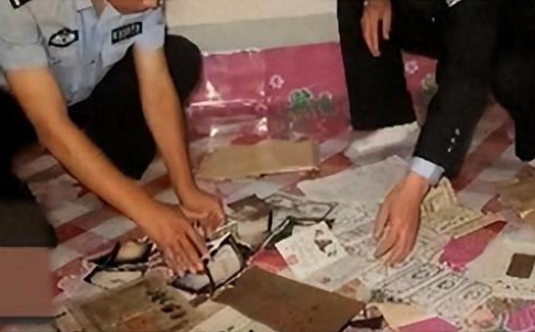 Hóa đơn chuyển tiền sau mỗi lần giao dịch vẫn được lão Hách cất giữ. Ảnh minh họa.