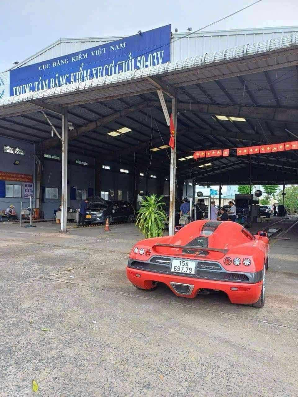 Hình ảnh chiếc siêu xe triệu đô Koenigsegg CCX đang vào dây truyền đăng kiểm ở Thủ Đức. Ảnh: Minh Nguyễn