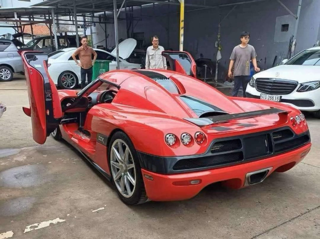 Siêu xe Koenigsegg CCX có kiểu mở cửa dựng ngược đặc trưng không đụng hàng các mẫu siêu xe khác. Ảnh: Minh Nguyễn.