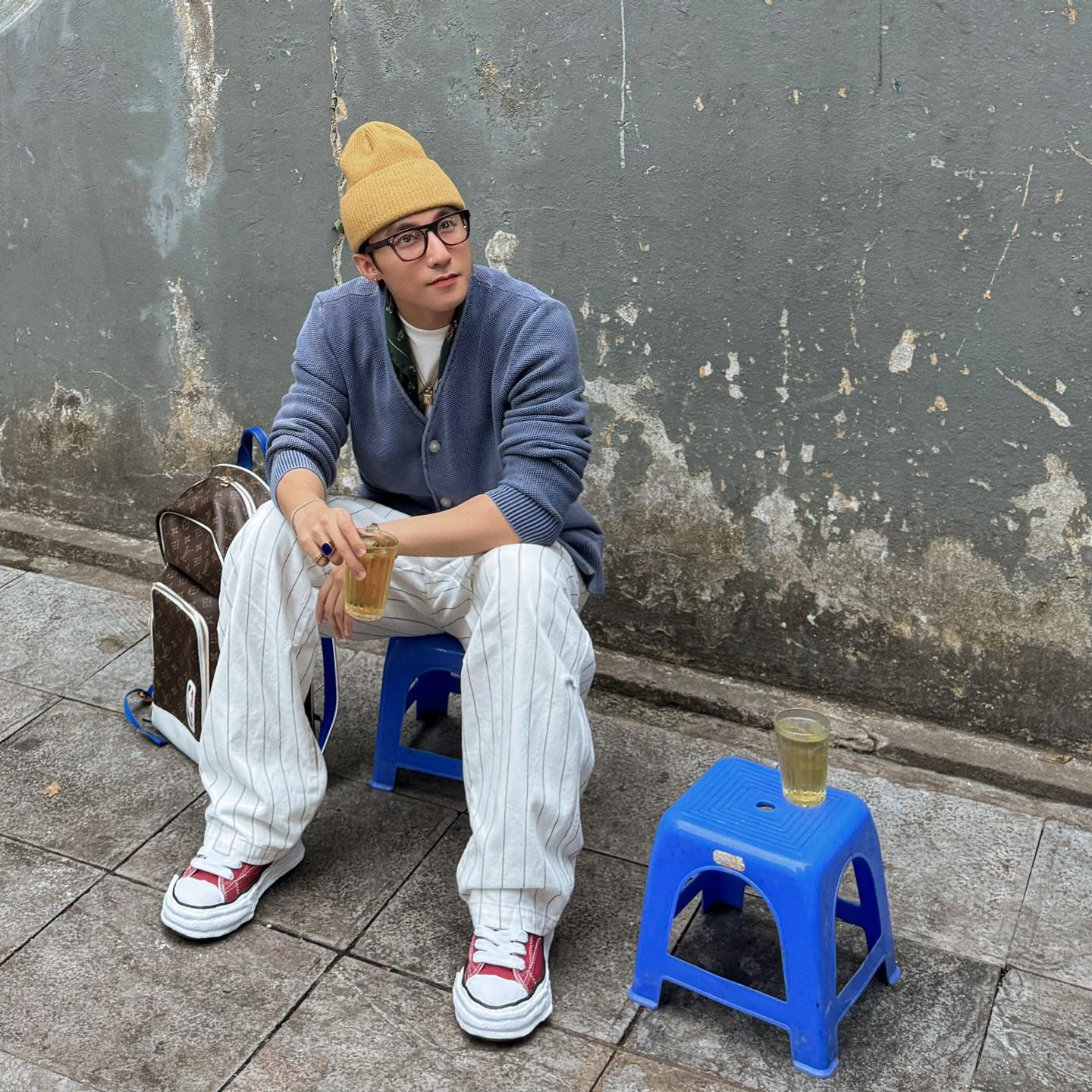 Sơn Tùng cơ bản không đáng trách khi đăng ảnh ngồi trà đá tại Hà Nội