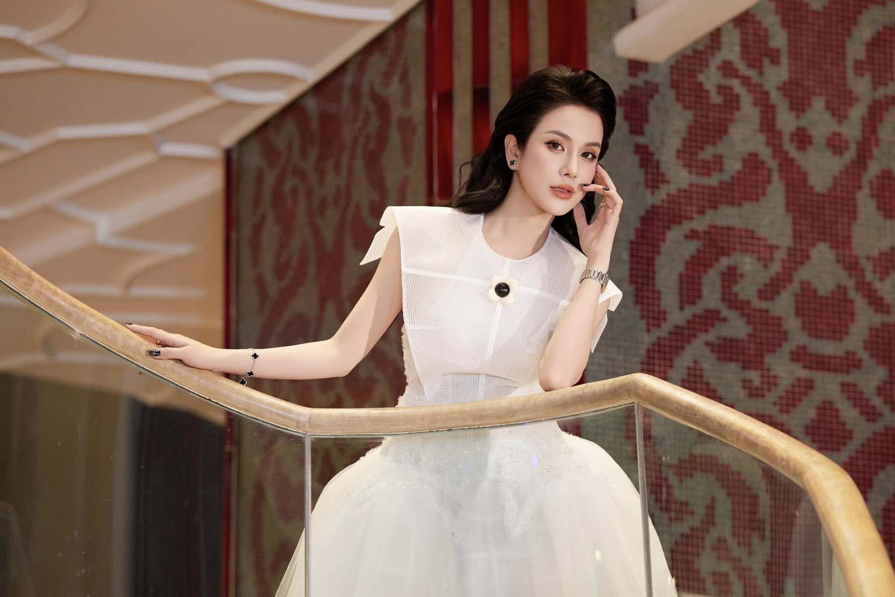 Diệp Lâm Anh sinh năm 1989 tại Hà Nội, là ca sĩ, diễn viên. Cô từng là thành viên nhóm nhảy Big Toe, tham gia thi Hoa khôi Thể thao. Năm 2013, cô chiến thắng chương trình 