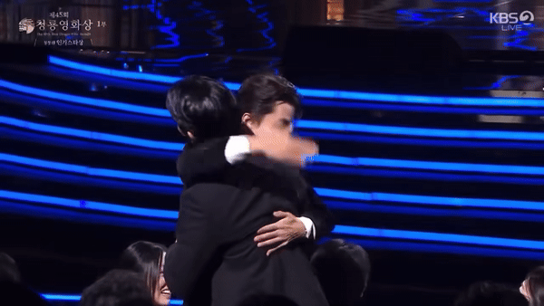 Jung Hae In giây trước còn vui vẻ chúc mừng cho đồng nghiệp