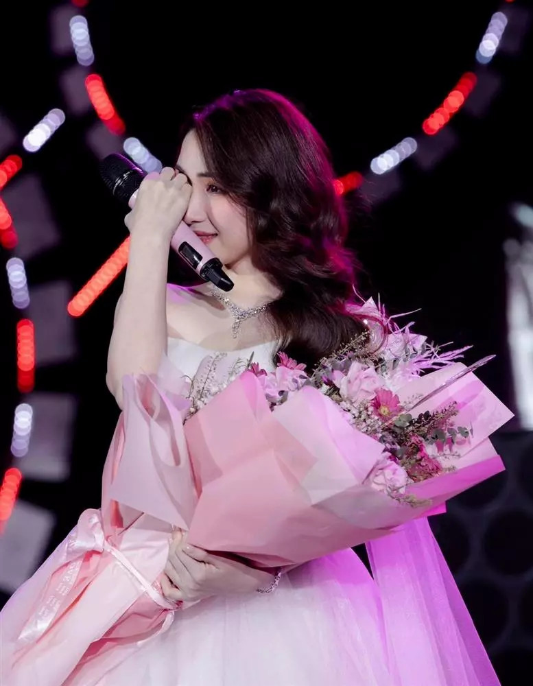 Hòa Minzy khẳng định tên tuổi trong làng nhạc Việt với sự nghiệp thành công và cuộc sống đủ đầy, nhưng đường tình duyên lại lận đận.