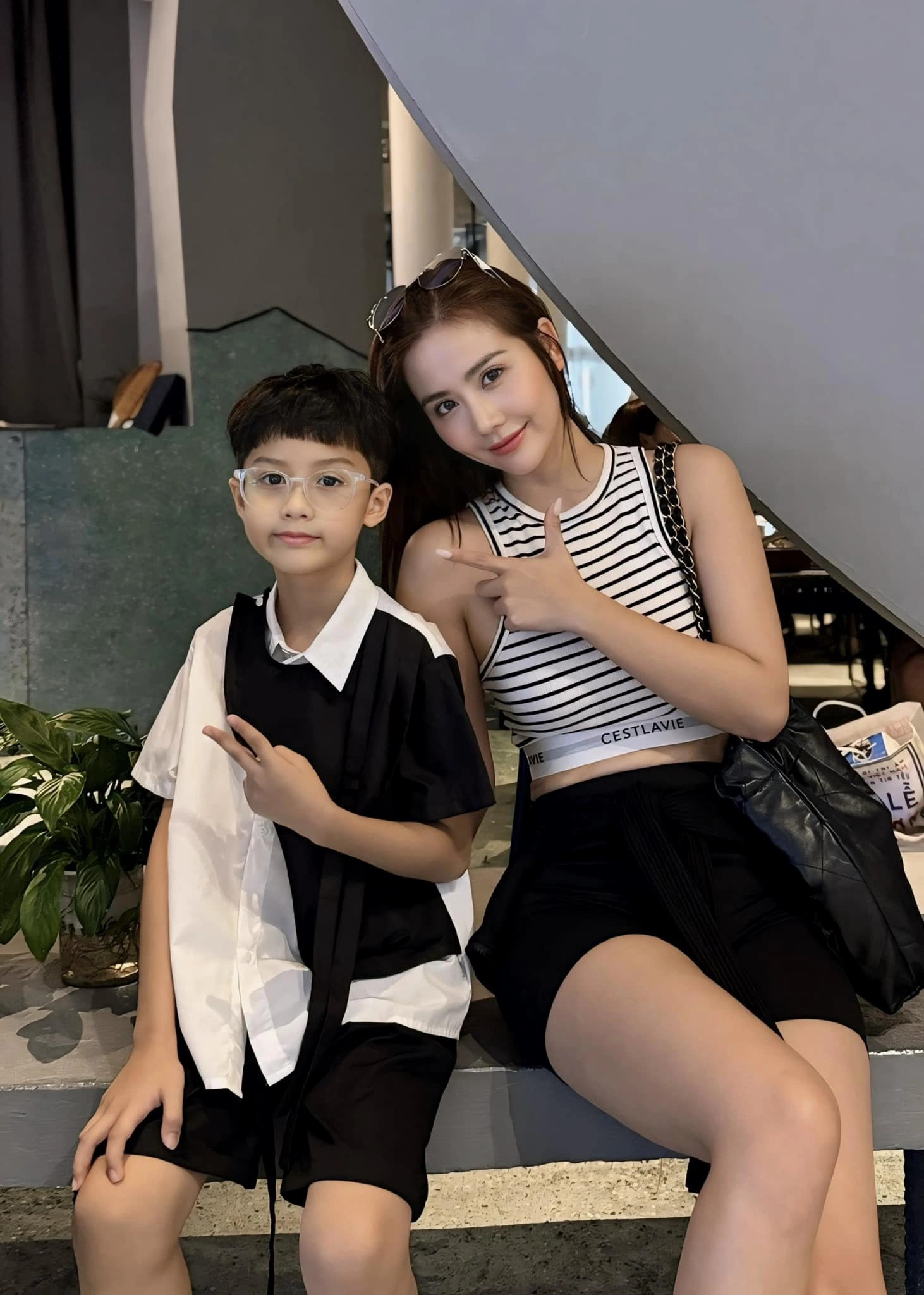 Sau cuộc hôn nhân không trọn vẹn, Huyền Lizzie luôn cho khán giả thấy một hình ảnh bà mẹ đơn thân độc lập, hạnh phúc bên con và thoải mái làm những điều mình thích.