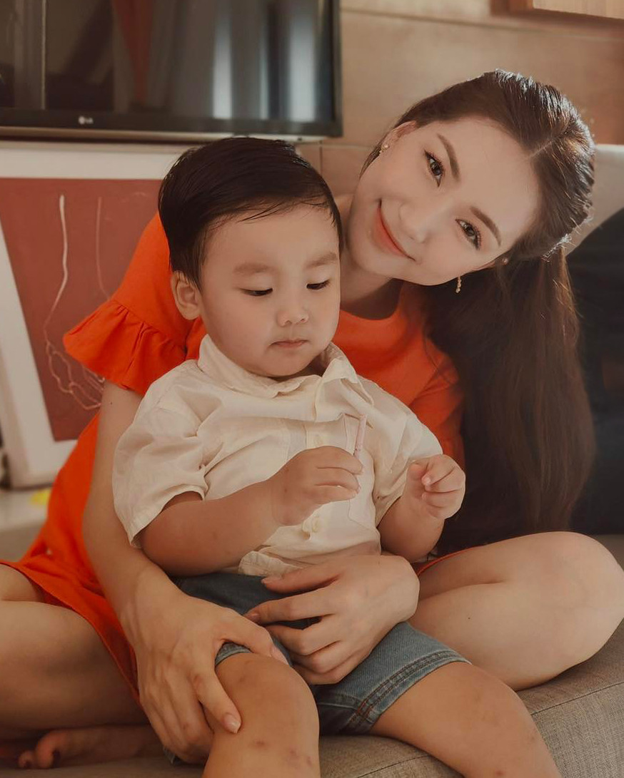 Hòa Minzy và con trai - bé Bo (Nguyễn Minh Thiên Ân) - thường xuyên thu hút sự chú ý qua các video chia sẻ cuộc sống thường ngày. Những video này đạt hàng triệu lượt xem và tương tác cao.