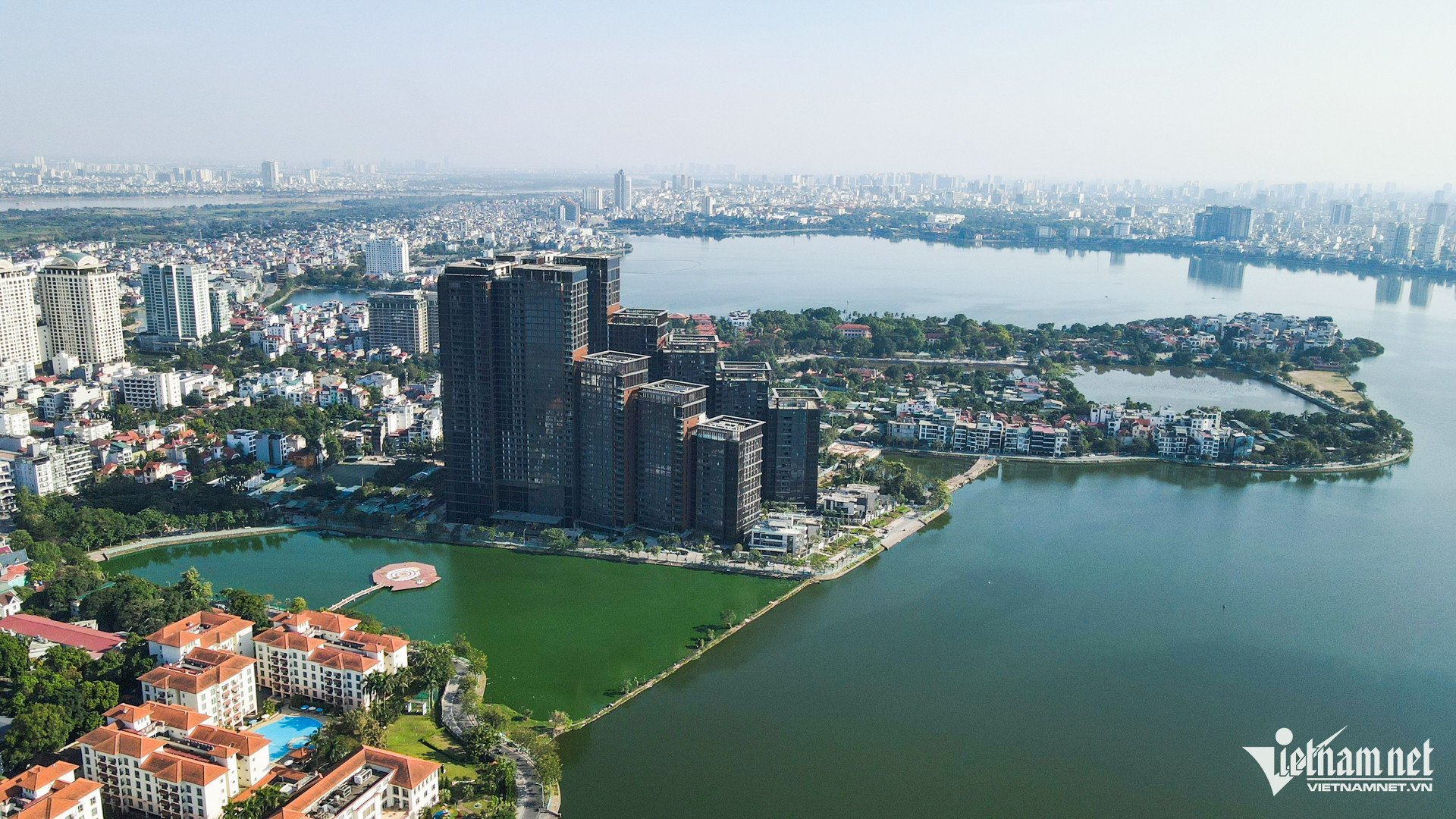 Hình ảnh khu vực bán đảo Quảng An với những công trình hiện đại, đông đúc dân cư.