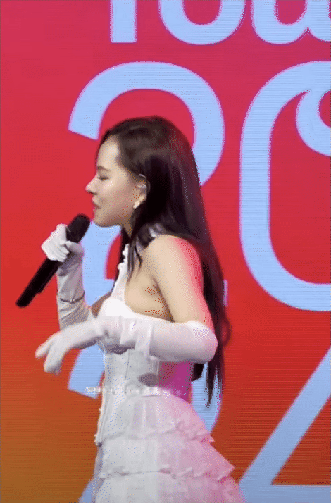 Bản chế hiện tại còn hot hơn bản gốc, fan nhạc đùa rằng Ngô Lan Hương đã bị 