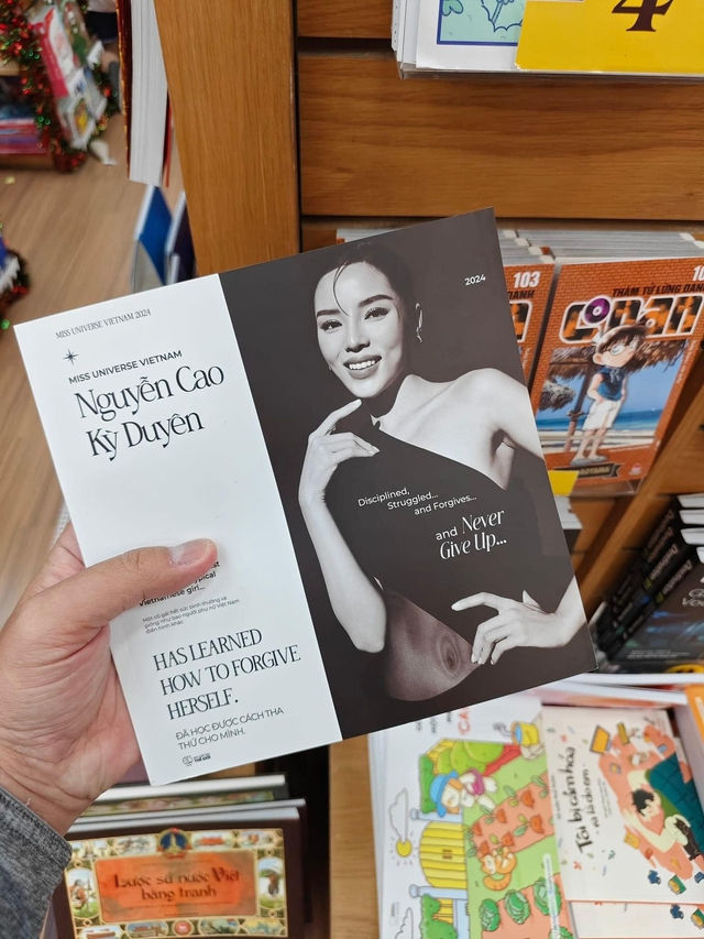 Tự truyện của Hoa hậu Kỳ Duyên được bày bán tại nhà sách nhưng vấp phải nhiều ý kiến trái chiều.