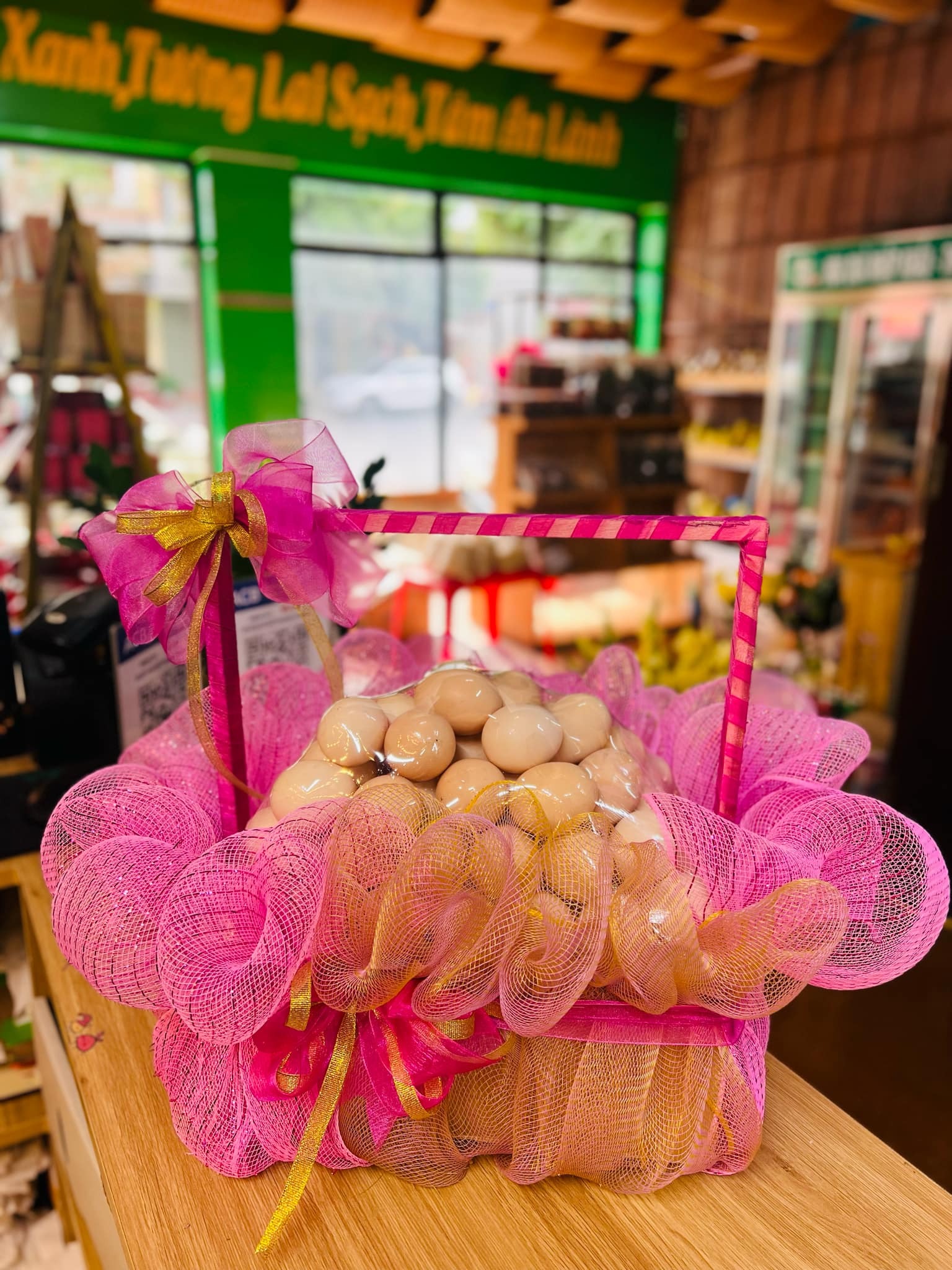 Năm nay thay vì tặng bà đẻ món quà cũ, các mẹ thử làm giỏ quà như thế này xem sao nhé