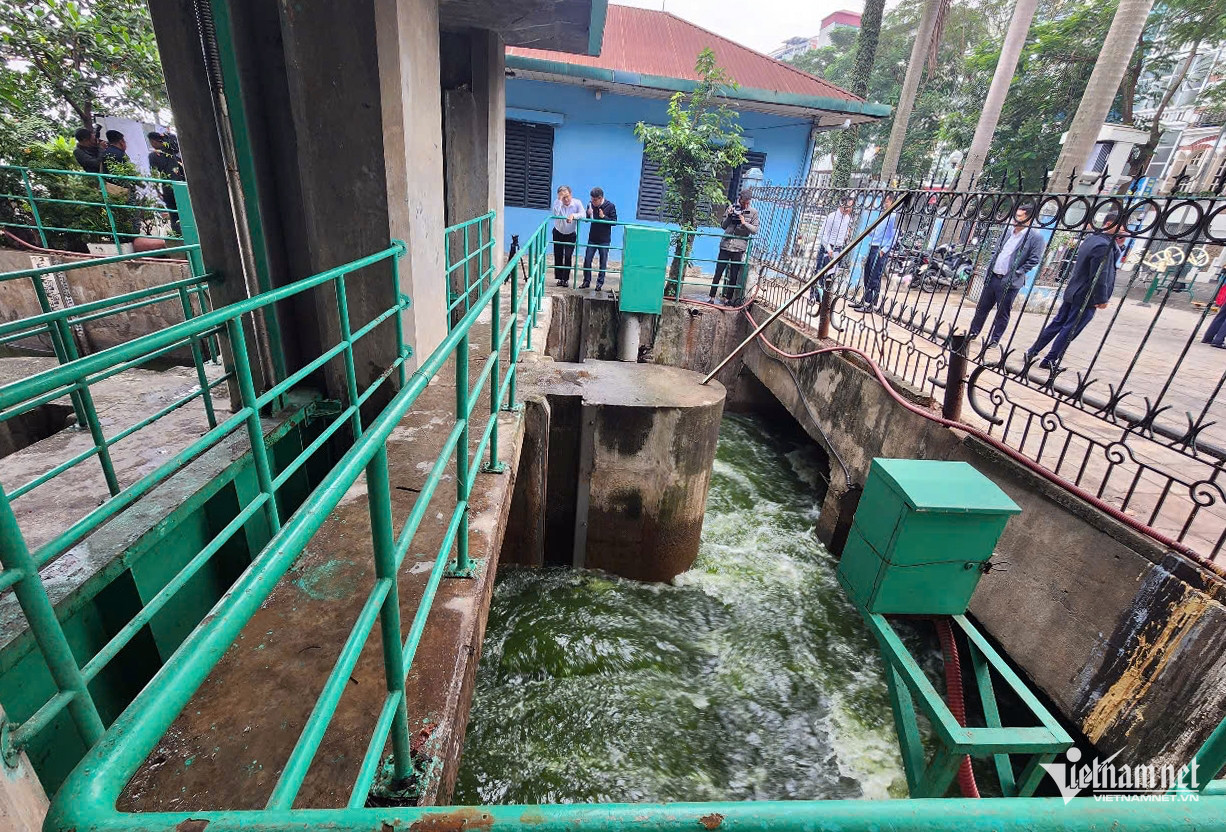 Điểm đầu tiên, lãnh đạo TP Hà Nội kiểm tra là khu vực cửa xả nước từ hồ Tây vào sông Tô Lịch, trên địa bàn quận Tây Hồ. Lãnh đạo Công ty thoát nước Hà Nội cho biết, trong ngày 2/12, đơn vị này mở cửa xả bổ cập hàng nghìn m3 nước hồ Tây vào sông Tô Lịch.