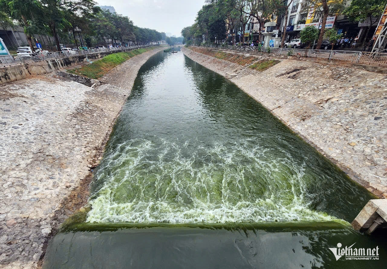 Nước sông Tô Lịch đoạn đầu đường Hoàng Quốc Việt (quận Cầu Giấy) xanh ngắt khi được bổ cập nước hồ Tây. 