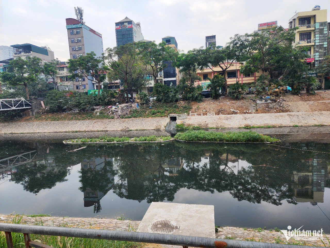 Trong buổi làm việc với Bí thư Thành ủy Hà Nội, các đơn vị liên quan của thành phố đã bàn các phương án hiệu quả nhất, thi công nhanh nhất để dẫn nước từ sông Hồng vào sông Tô Lịch. Đây là phương án tạo dòng chảy, 'hồi sinh' sông Tô Lịch.