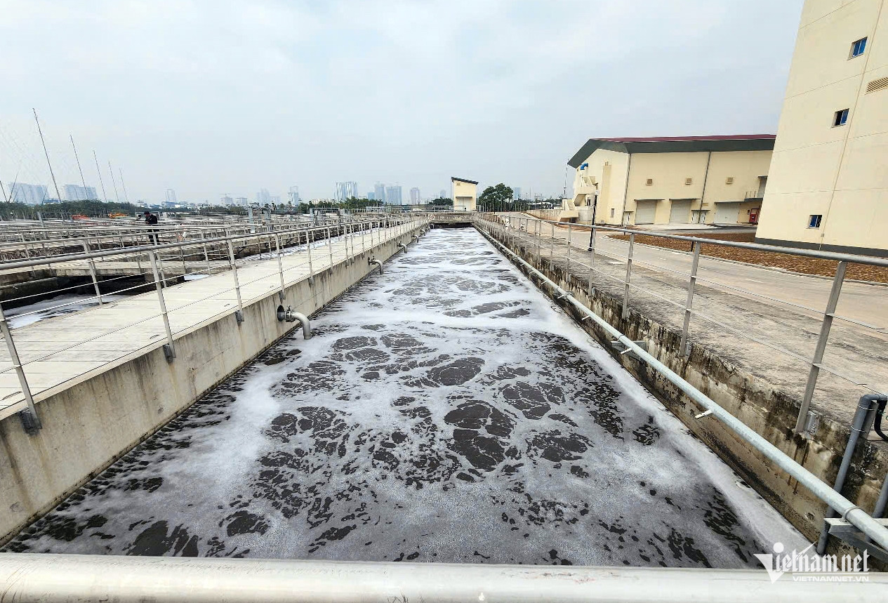 Hàng nghìn m3 nước thải sông Tô Lịch được bơm vào Nhà máy xử lý nước thải Yên Xá để làm trong xanh trở lại.