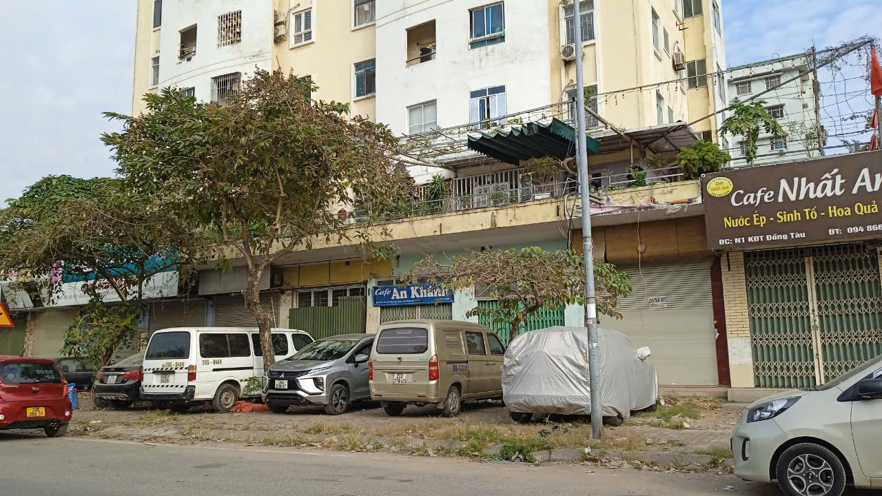 Các ki - ốt tầng 1 tòa nhà N1 bỏ hoang từ nhiều năm nay.
