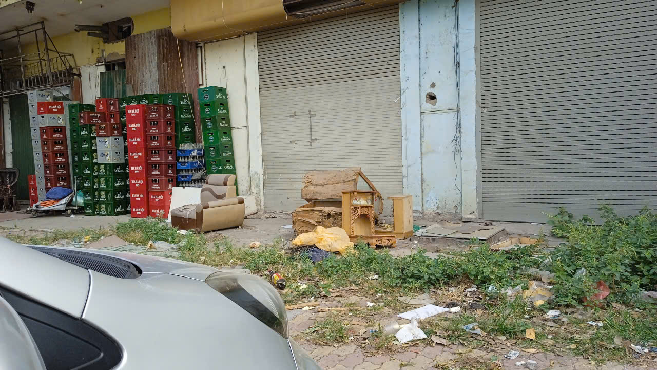 Cỏ mọc hoang, ki - ốt đóng cửa.