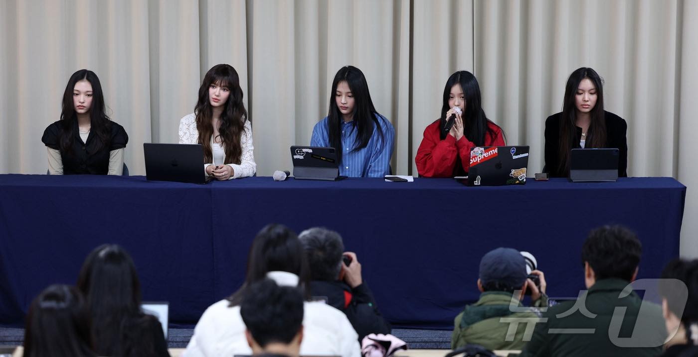 ... nhưng tiếp tục chỉ đạo NewJeans 