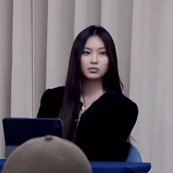 Nữ idol 16 tuổi cười khẩy khi nghe đến tên chủ tịch HYBE Bang Shi Hyuk