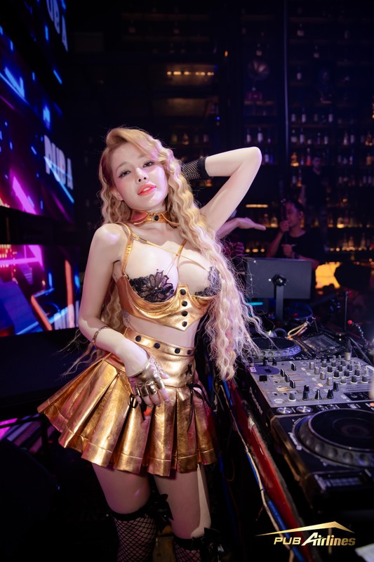 Dù đã có vệ sĩ bảo vệ trong quá trình di chuyển nhưng hành động của kẻ xấu xảy ra quá nhanh, khiến Ngân 98 và các vệ sĩ khác không kịp phản ứng.