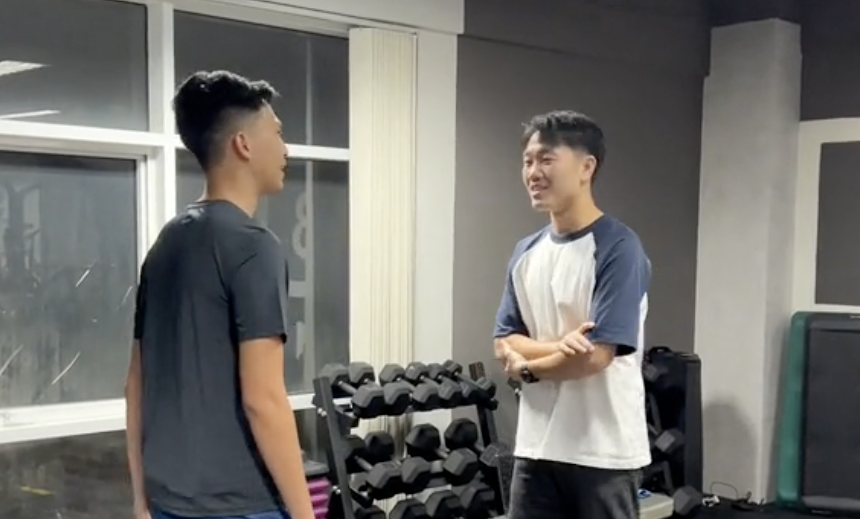 Xuân Trường trò chuyện cùng khách đang điều trị tại trung tâm