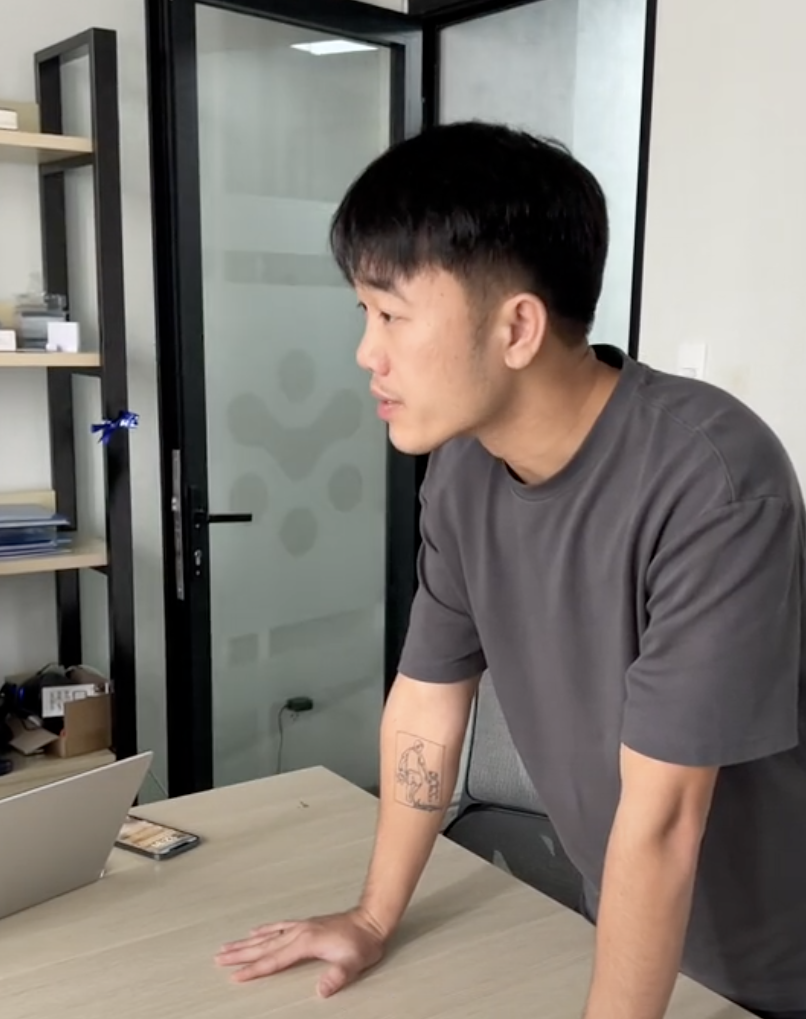 Gương mặt nghiêm túc của Xuân Trường khiến dân tình hoang mang tưởng anh quát nhân viên thật