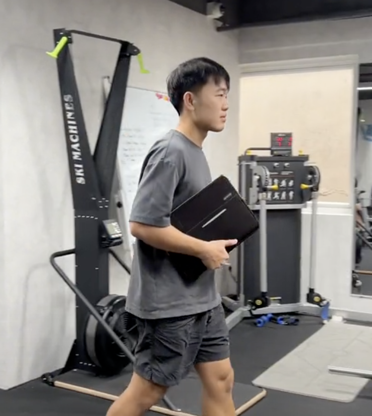 Xuân Trường đi kiểm tra hoạt động tại trung tâm của mình