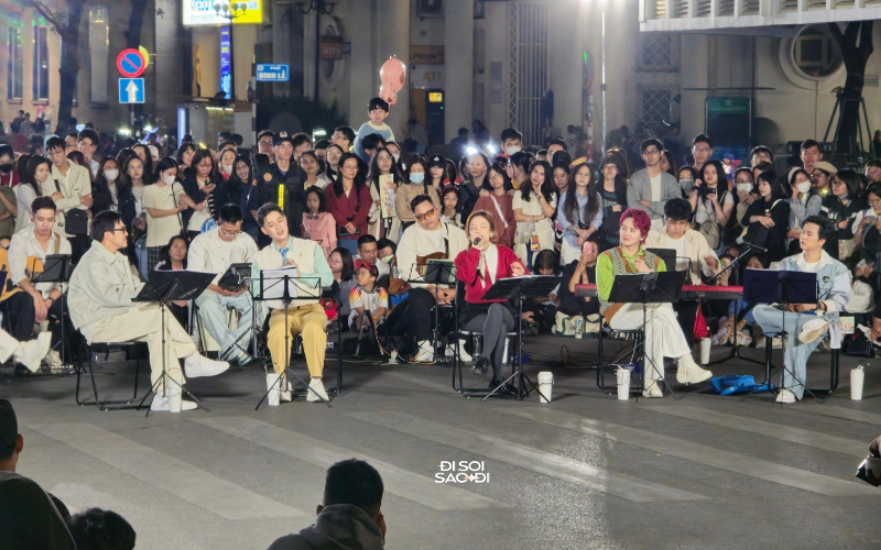 Dàn nghệ sĩ tên tuổi có mặt tại phố đi bộ Hồ Gươm khiến người qua đường tò mò kéo nhau tới xem