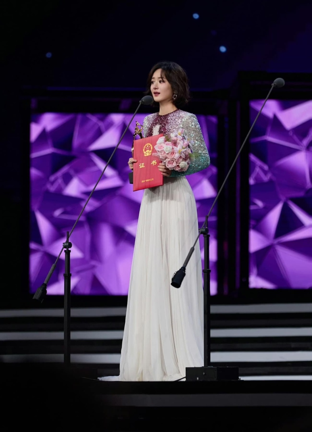 Khoảnh khắc Triệu Lệ Dĩnh nâng cao chiếc cúp tại giải Phi Thiên danh giá.