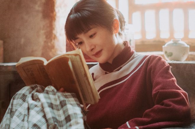 Trong phim mới Sinh Vạn Vật, cô vào vai con gái nhà nông nhưng hình ảnh lại như tiểu thư