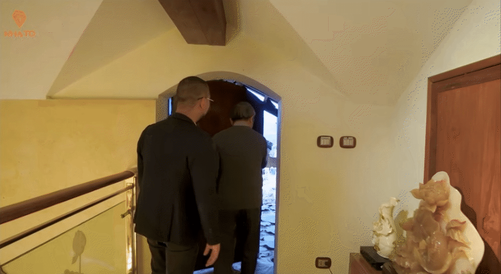 Bên trên tầng thượng cũng là một không gian ngập tràn hoa sen. Ngay cả đến nền đất dưới chân, gia chủ cũng cho thiết kế thành những tấm lá sen xếp liên tiếp nhau tạo nên sự mềm mại, uyển chuyển cho mỗi bước đi.