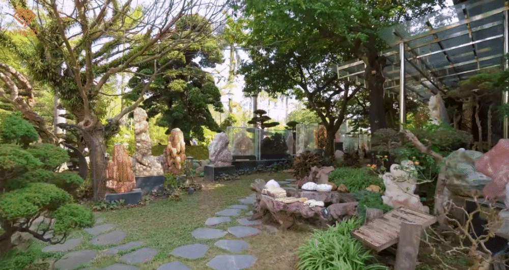 Bộ sưu tập các khối đá, ngọc quý của gia chủ.