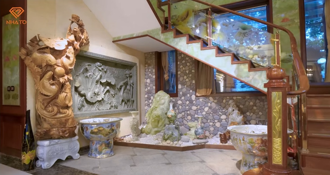 Ngay cầu thang lên tầng 2, gia chủ cũng trưng bày rất nhiều bức tượng được điêu khắc bằng đá và ngọc.