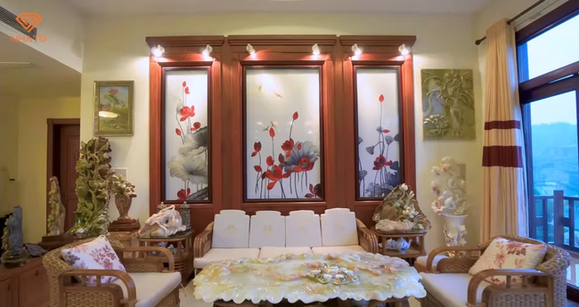 Trên tầng 2 cũng là một phiến đá nguyên bản được chạm khắc thành một bức tranh sống động.