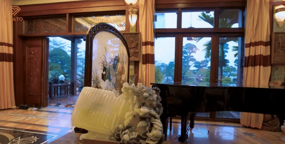 Một bức tranh thêu tay với hình hoa sen được nghệ nhân thêu 2 mặt, khiến người xem đặc biệt ấn tượng.