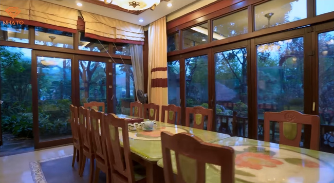 Không gian bếp mở ra với bộ bàn ăn lớn vừa cả chục người ngồi. Mặt bàn là đá nguyên khối và nghệ nhân phải đục vào trong lòng của phiến đá để khắc hình hoa sen ở chính giữa.